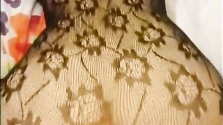 Шлюха с волосатой киской показывает огромные сиськи в сексуальной сетке